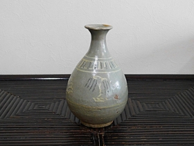 ④三島白黒象嵌柳紋徳利 1
