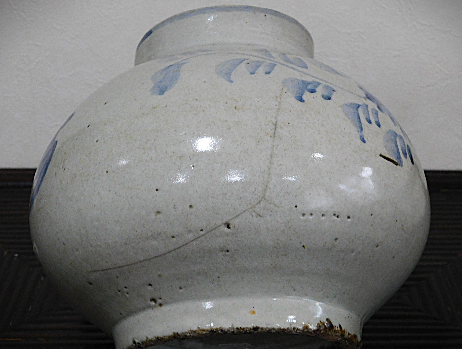 ②李朝染付蝙蝠草花紋壺 3