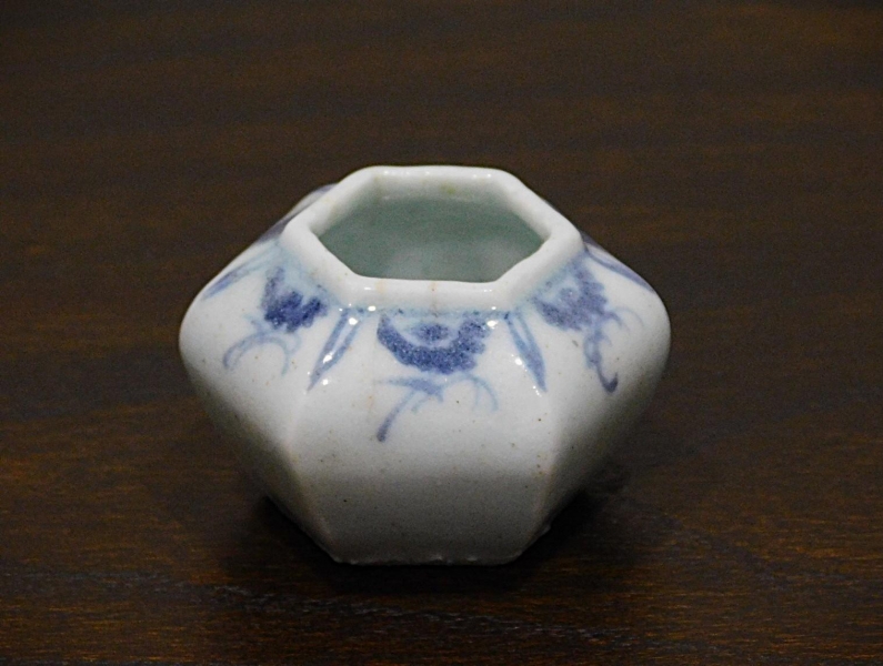 ②李朝染付面取六角小壺 1